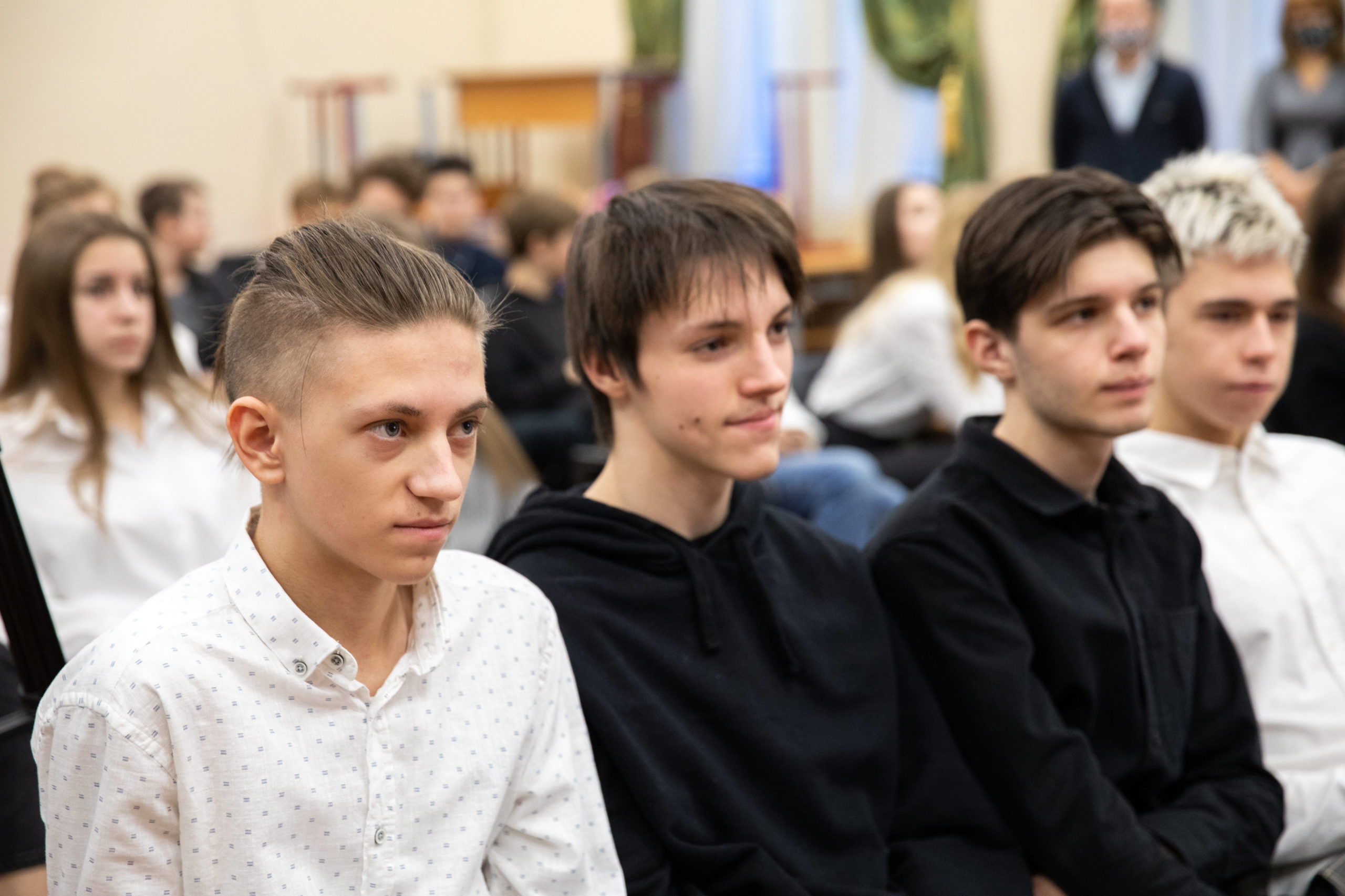 Группа из 10 школьников. России Самаре мужчины молодые школьники 10.